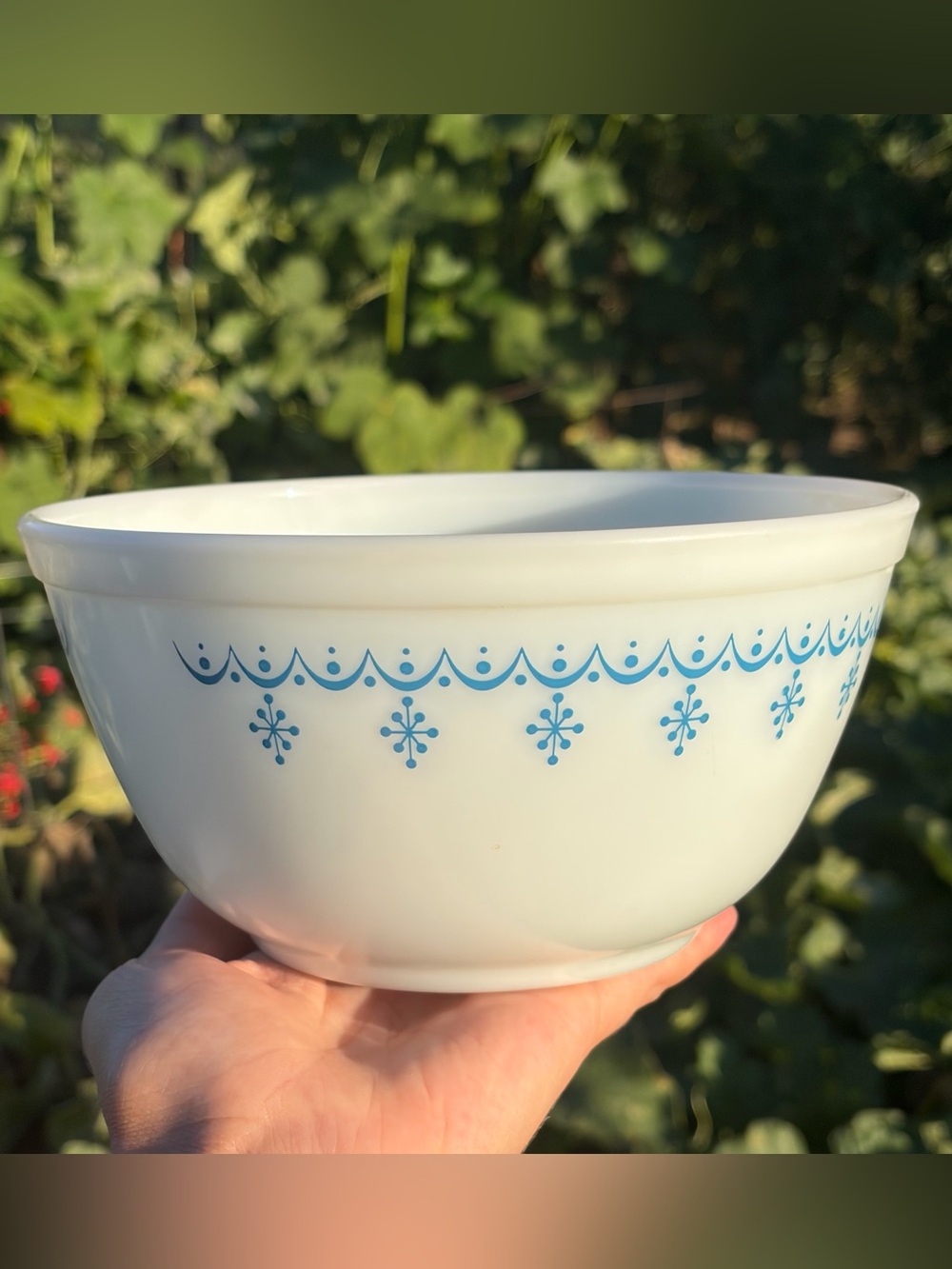 Vintage PYREX Snowflake Garland #402 Mixing Bowl Blue White 1 1/2 QT Christmas